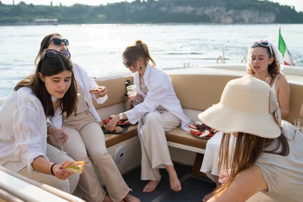 Private photo shoot on board a motorboat on Lake Garda: an exclusive location 4