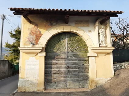 Wine walk in Valpolicella among terraced vineyards 4