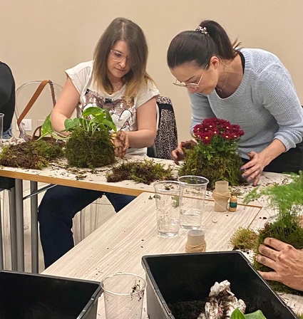 Creating a Kokedama in a floral workshop with expert botanist 13