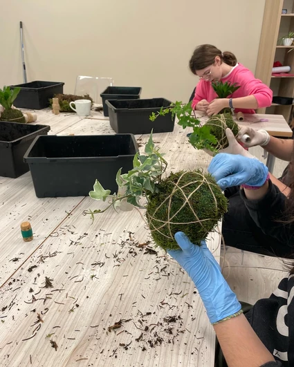 Creating a Kokedama in a floral workshop with expert botanist 1