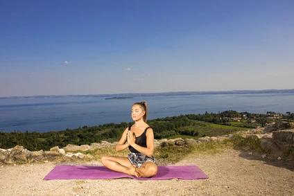 Lezione di Hatha yoga relax in gruppo a Moniga del Garda 11