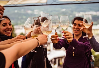 Spaziergang durch die Weinberge und Weinverkostung in der Loggia 6