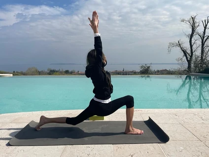 Lezione di yoga in residenza storica con vista sul Lago di Garda 3