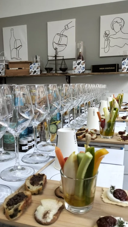 Degustazione di cinque vini locali in enoteca al Lago di Garda 13