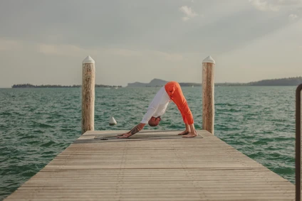 Lezione di yoga di gruppo in limonaia a Gardone Riviera 0