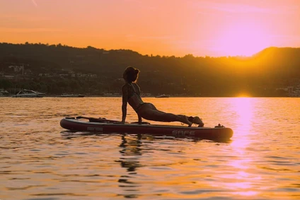 SUP-Yoga bei Sonnenuntergang in der Bucht von Desenzano del Garda 17