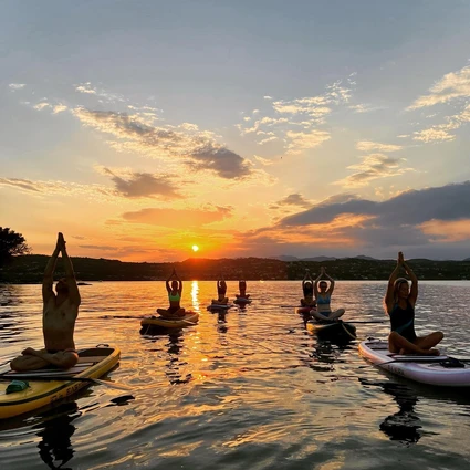 SUP-Yoga bei Sonnenuntergang in der Bucht von Desenzano del Garda 21