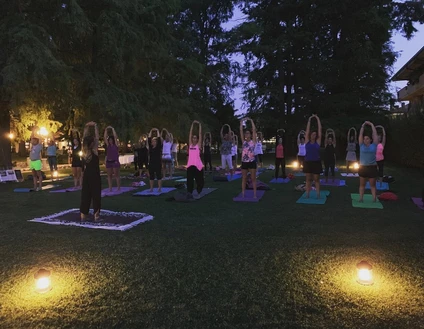 Lezione di Yoga in gruppo in esterna con vista sul Lago di Garda 22