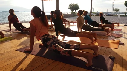 Lezione di yoga all'alba su terrazza di fronte al Lago di Garda 11