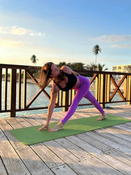 Yoga-Gruppenunterricht in der Morgendämmerung am Gardasee 9