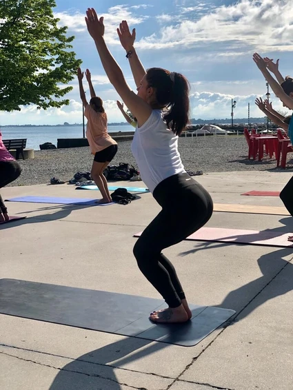 Lezione di yoga all'alba su terrazza di fronte al Lago di Garda 4