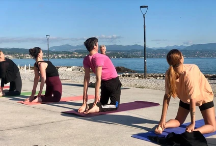 Lezione di yoga all'alba su terrazza di fronte al Lago di Garda 5