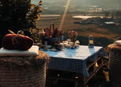 Picnic al tramonto in Garda Trentino: un salotto privato tra le montagne 11