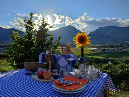 Picnic al tramonto in Garda Trentino: un salotto privato tra le montagne 9