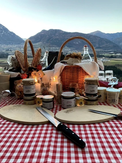 Picnic al tramonto in Garda Trentino: un salotto privato tra le montagne 0