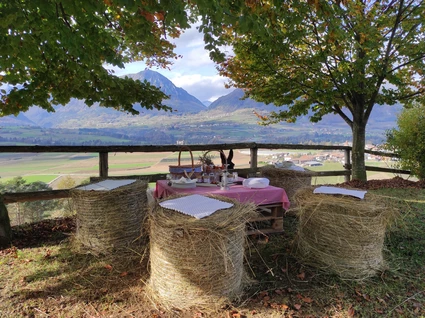 Picnic al tramonto in Garda Trentino: un salotto privato tra le montagne 2