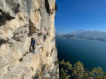 Klettern in den Felsen des Gardasees mit einem Bergführer 2