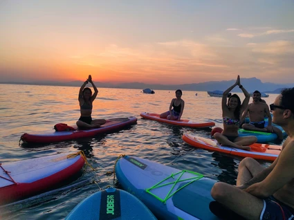 Morgen- und Sonnenuntergang-SUP-Yoga in Bardolino am Gardasee 1