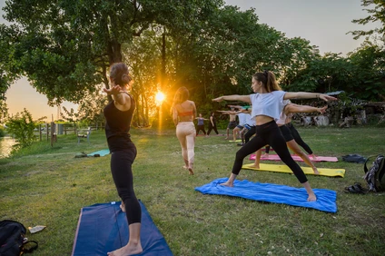 Sessione individuale di yoga all'aria aperta a Lazise al Lago di Garda 3