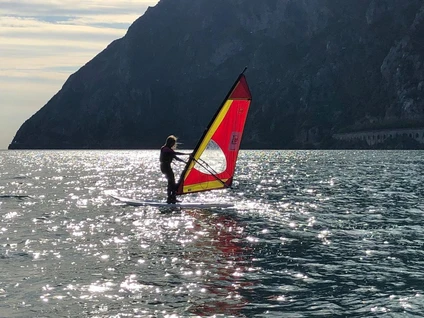 Privatunterricht im Windsurfen am Gardasee: Fordere die Winde von Torbole heraus