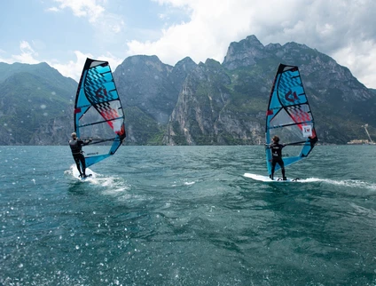 Lezione di windsurf al Lago di Garda: sfida i venti di Torbole