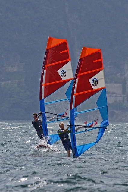 Lezione individuale di windsurf al tramonto in Garda trentino 12
