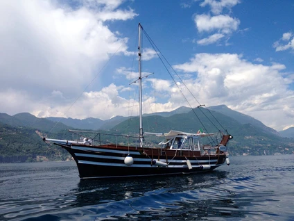 Experience Lake Garda: private sailing tour with lunch from Toscolano