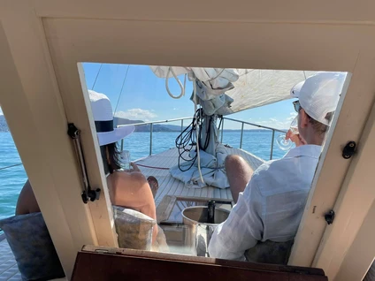 Uscita privata in barca a vela con conducente e aperitivo al tramonto 3