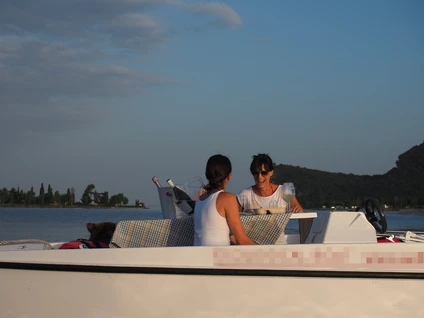 Sunset aperitif on the electric boat in the Gulf of San Felice 5