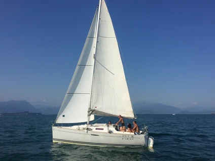 Uscita in barca a vela con skipper: Sirmione e il bacino di Desenzano 0