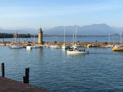 Segeltörn bei Sonnenuntergang im Hafenbecken von Desenzano del Garda 5
