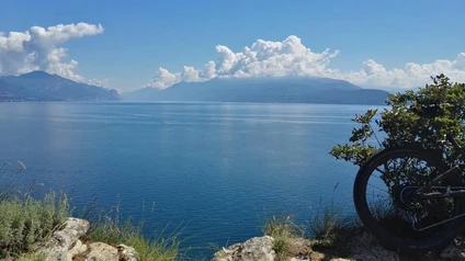 Lake Garda e-bike tour: discover the Valtenesi of castles and Manerba 2