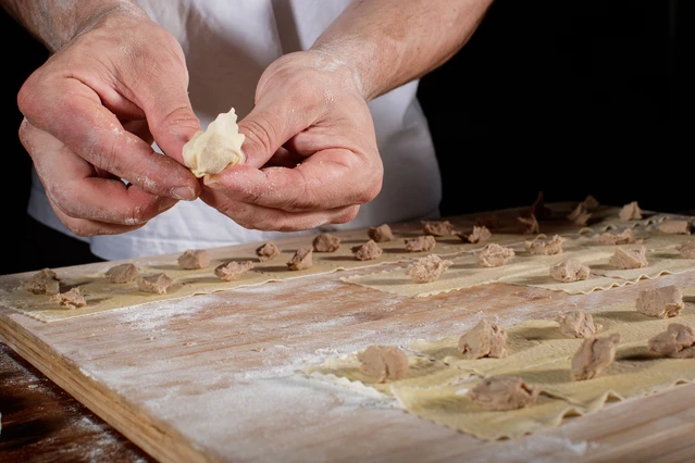 Kochkurs: Zubereitung von Tortellini auf einem historischen Bauernhof