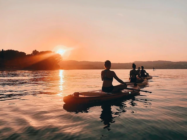 Experience SUP in Desenzano del Garda during sunset