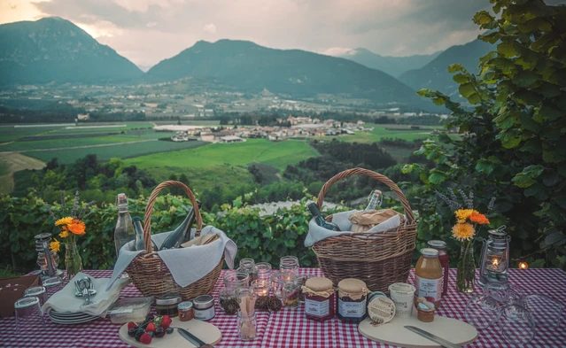 Picnic al tramonto in Garda Trentino: un salotto privato tra le montagne