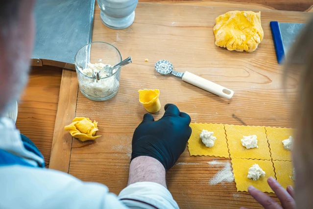 Lezione di cucina con chef tra Brescia e il Lago di Garda