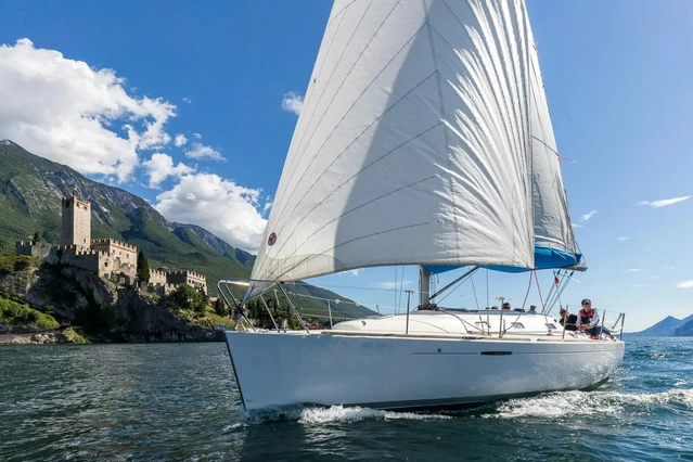 Sailing tour on Lake Garda from Peschiera to Sirmione: Unique trip!