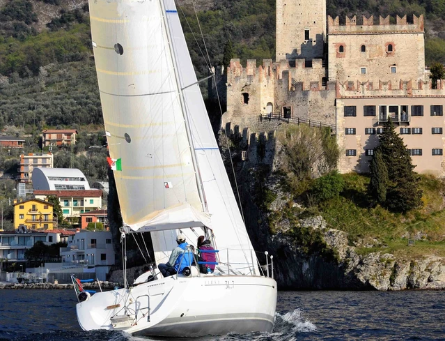 Sailing trip on Lake Garda from Peschiera along the Veneto coast to Punta San Vigilio