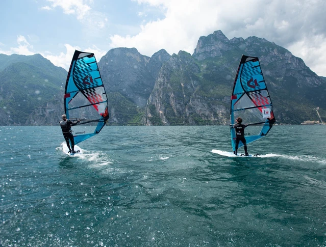 Windsurf-Kurs am Gardasee: Fordere die Winde von Torbole heraus