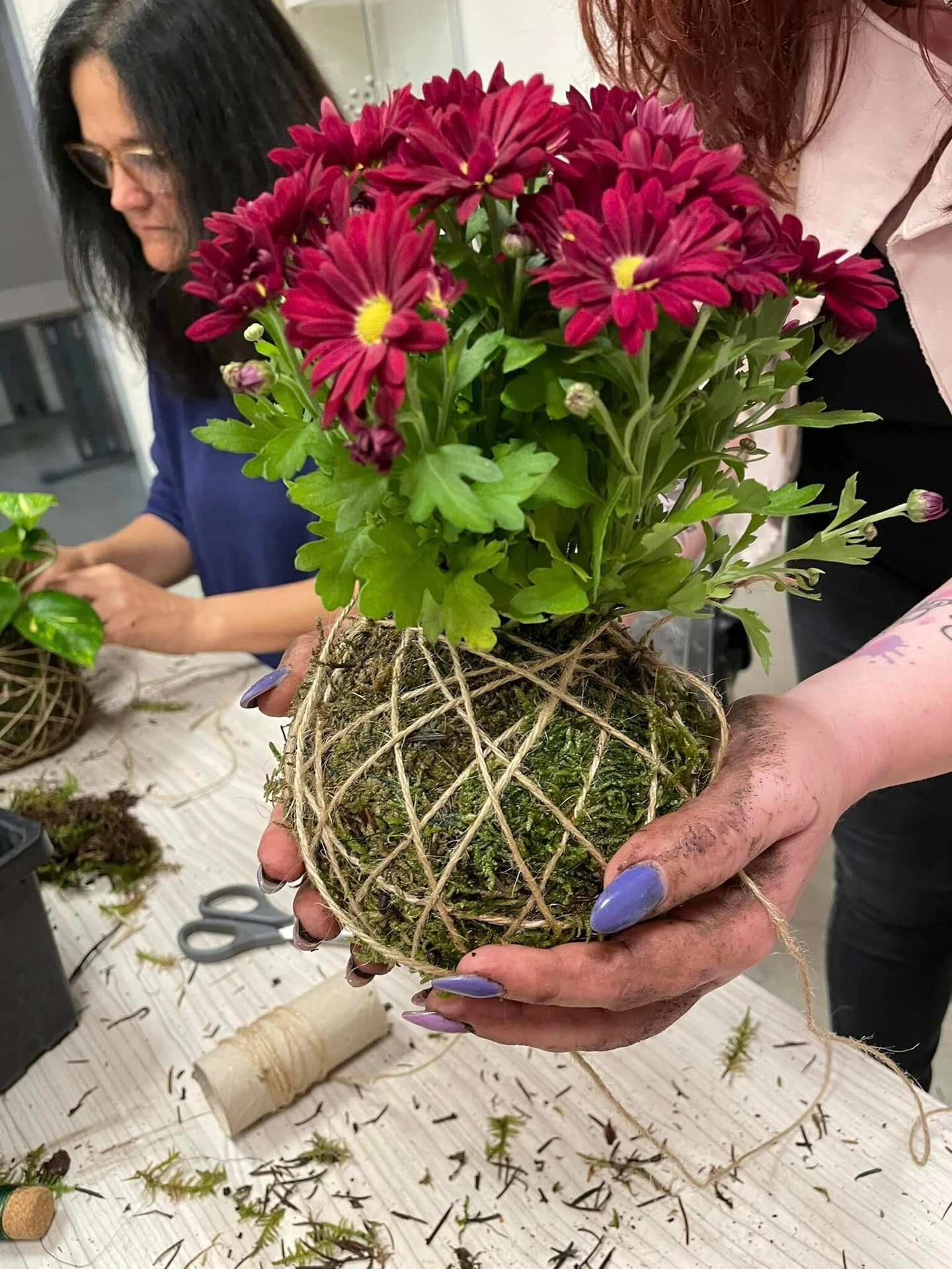 Creating a Kokedama in a floral workshop - NowMyPlace