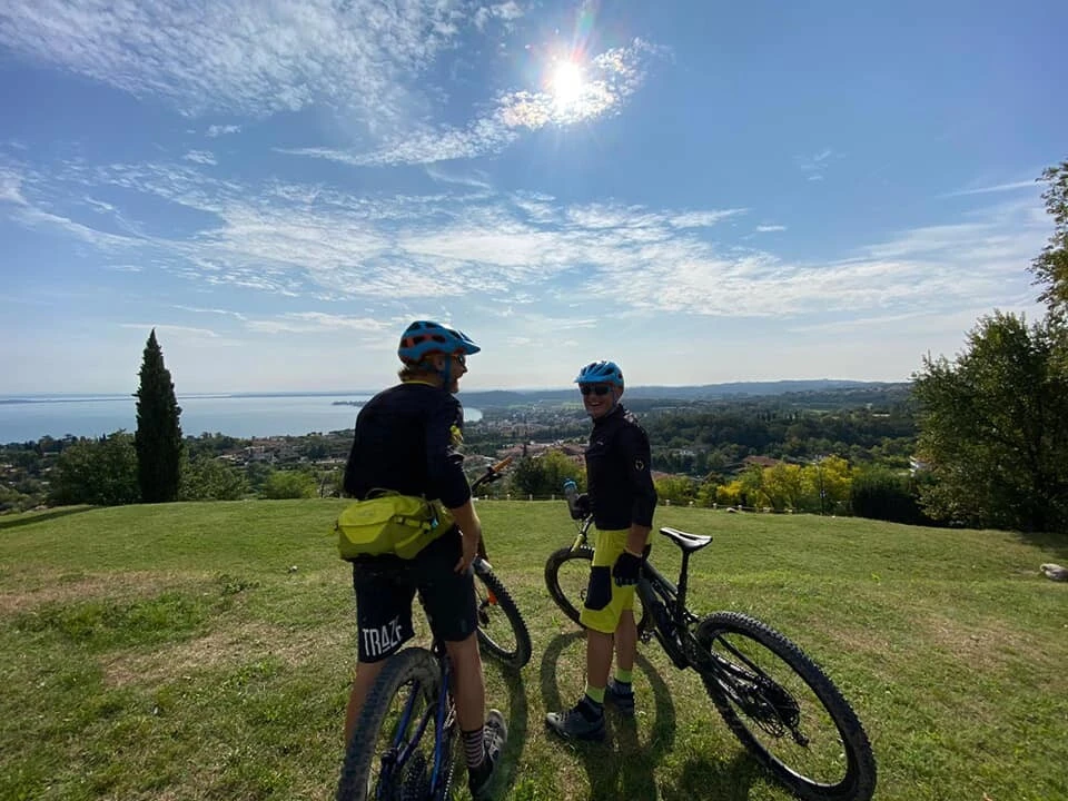 Lake Garda e-bike tour: discover the Valtenesi of castles and Manerba